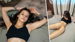 Sexy Teen Plays her Pussy Like a Banjo